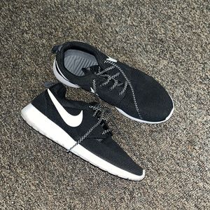 Womens Nike runners Size 10 . In excellent condition. Worn once!